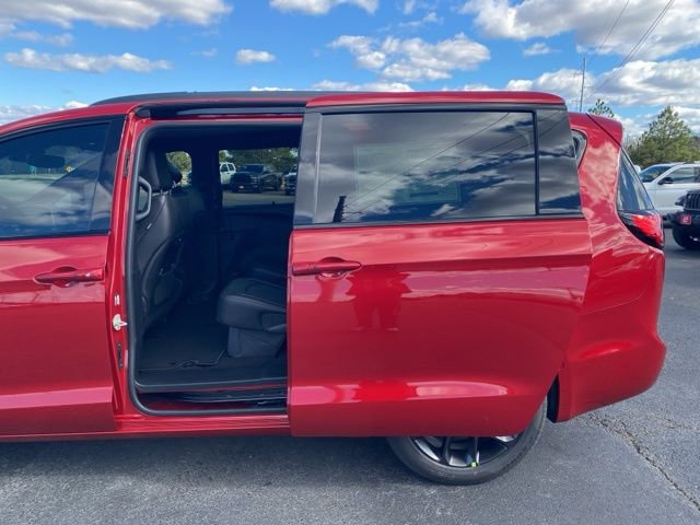 New 2026 Chrysler Pacifica Select w/ S Appearance Package FWD image 31