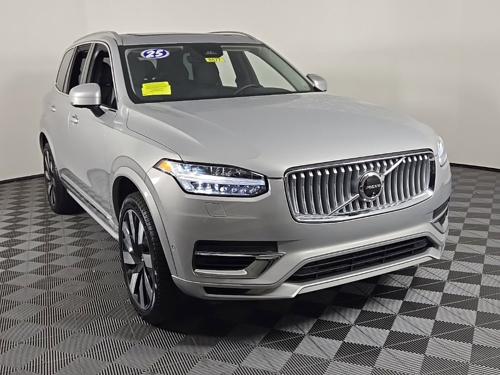 Certified 2025 Volvo XC90 T8 Plus image 3