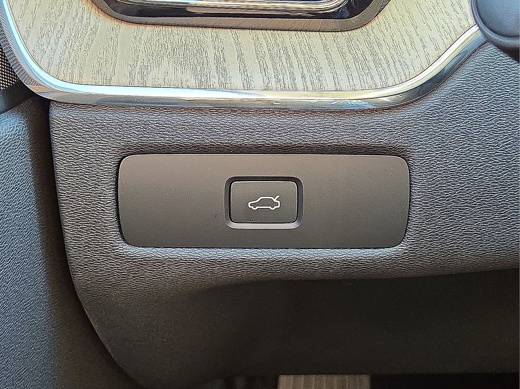 New 2026 Volvo XC60 B5 Core w/ Climate Package image 31
