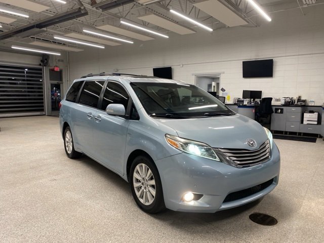 Used 2017 Toyota Sienna Limited image 3