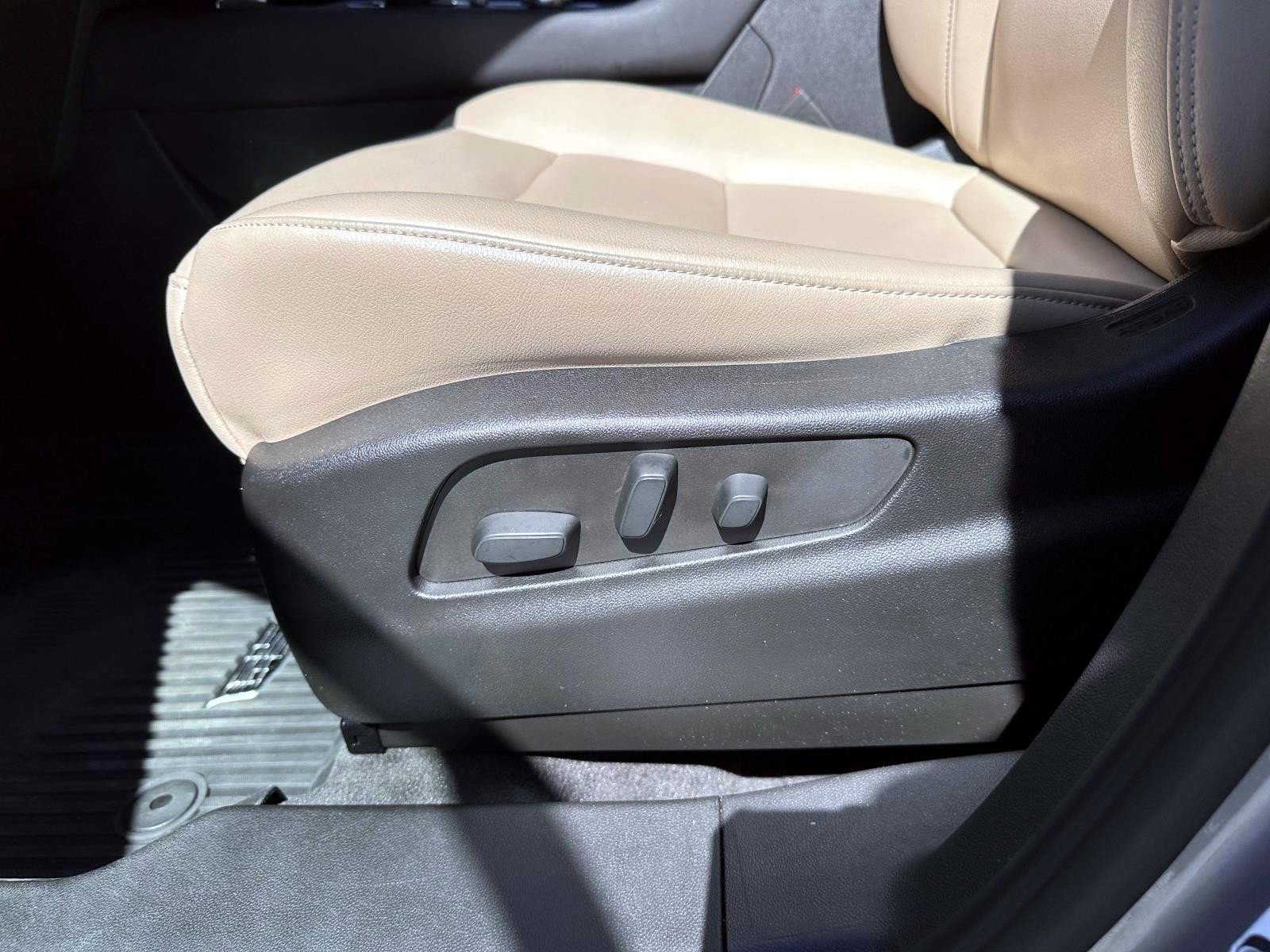 Used 2024 Cadillac XT4 Luxury w/ Cold Weather Package FWD image 10