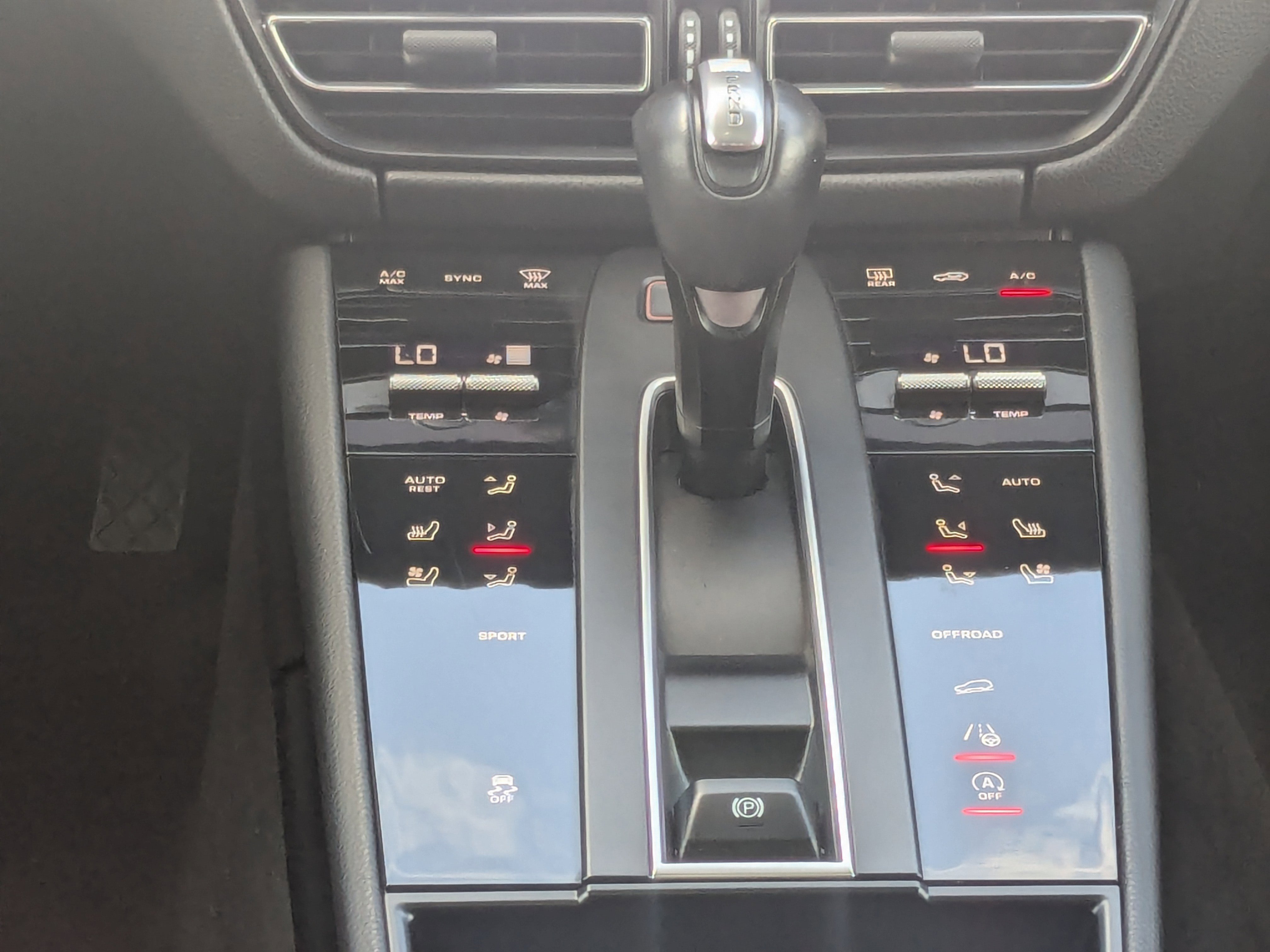 Used 2023 Porsche Macan Turbo image 18