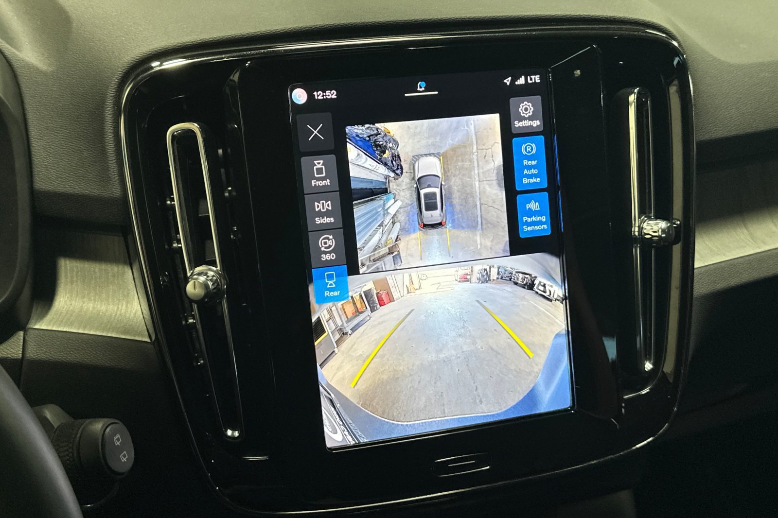 Certified 2025 Volvo XC40 B5 Ultra AWD/4WD image 23