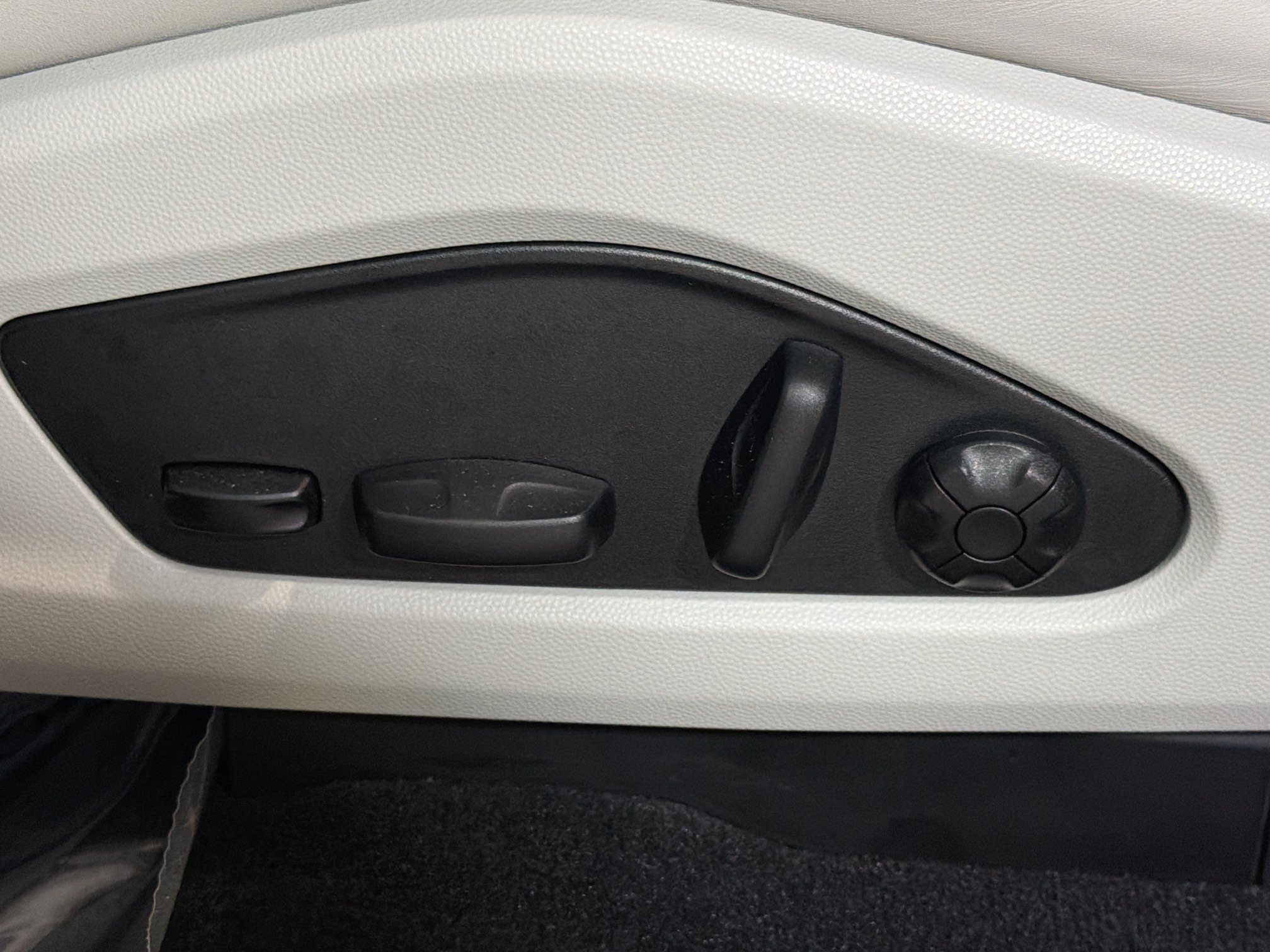 Certified 2026 Porsche Macan Electric RWD image 26