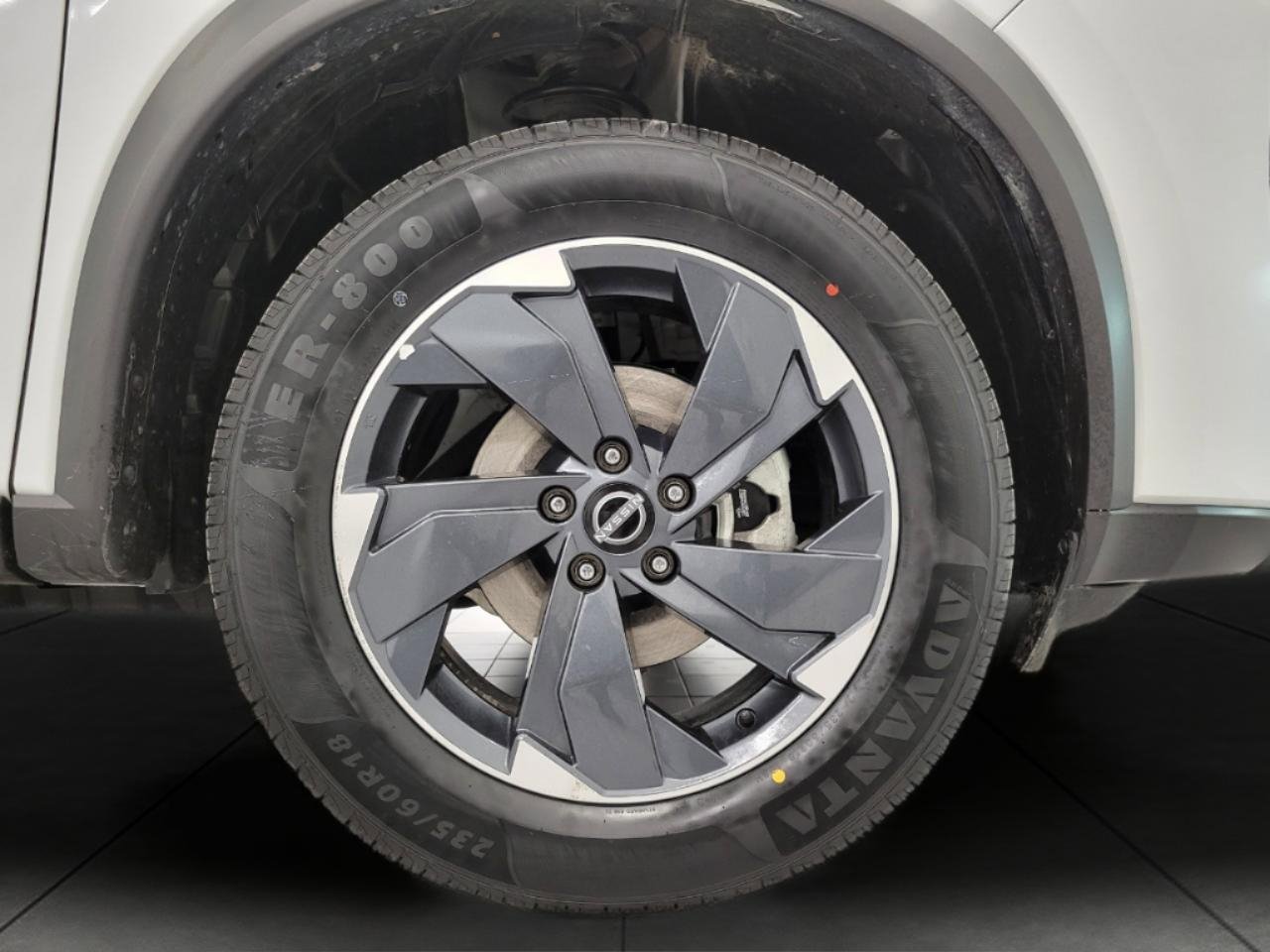 Used 2025 Nissan Rogue SV image 3