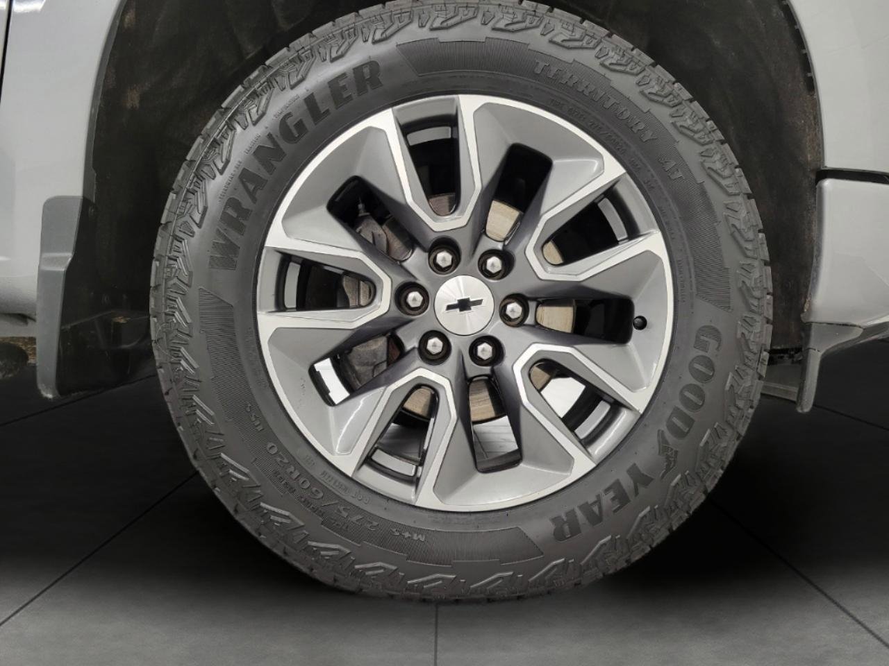 Used 2023 Chevrolet Silverado 1500 RST AWD/4WD image 3