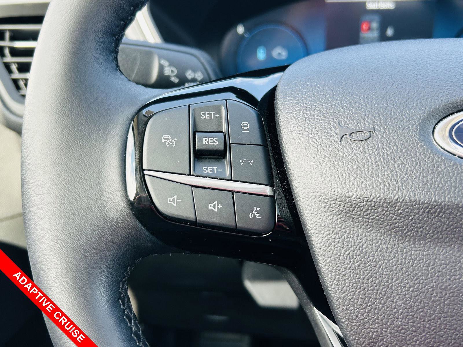 Used 2025 Ford Escape SE w/ PHEV Premium Package image 9