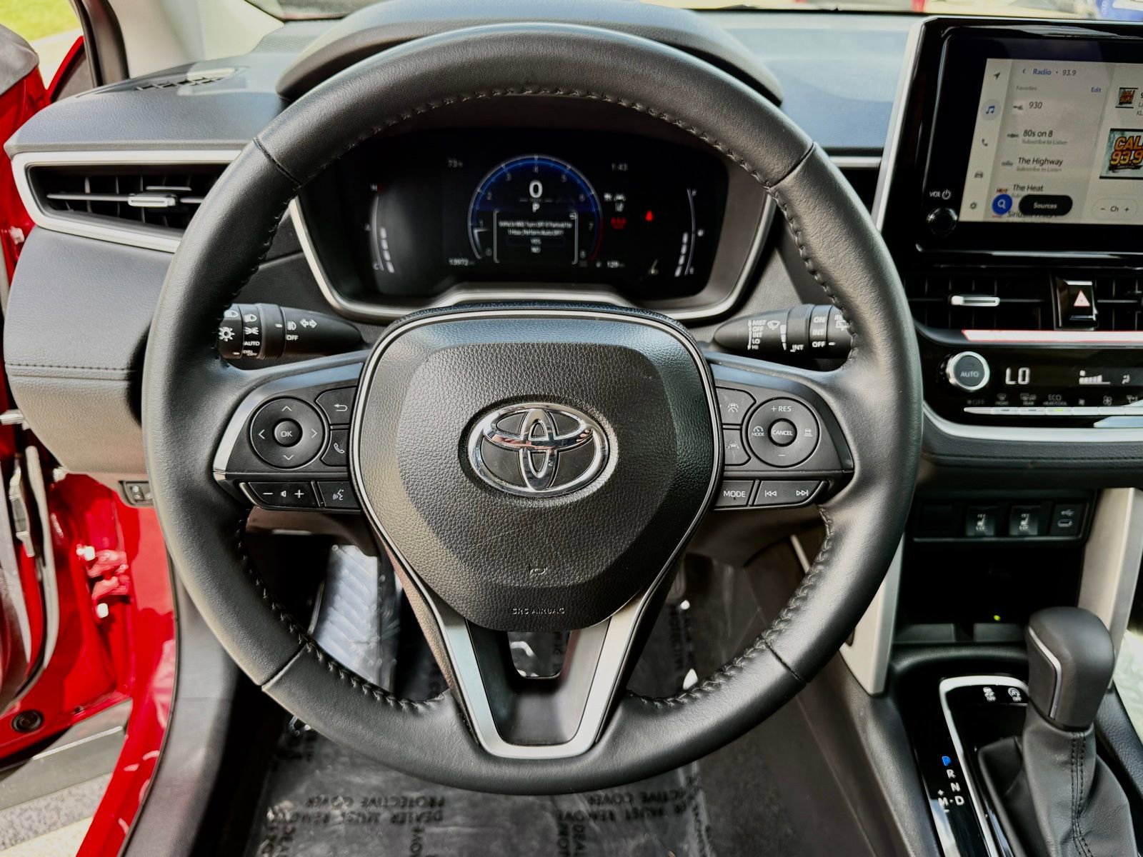 Used 2025 Toyota Corolla Cross XLE w/ Convenience Package FWD image 28