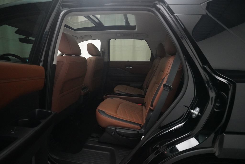 Used 2025 Nissan Pathfinder Platinum AWD/4WD image 16