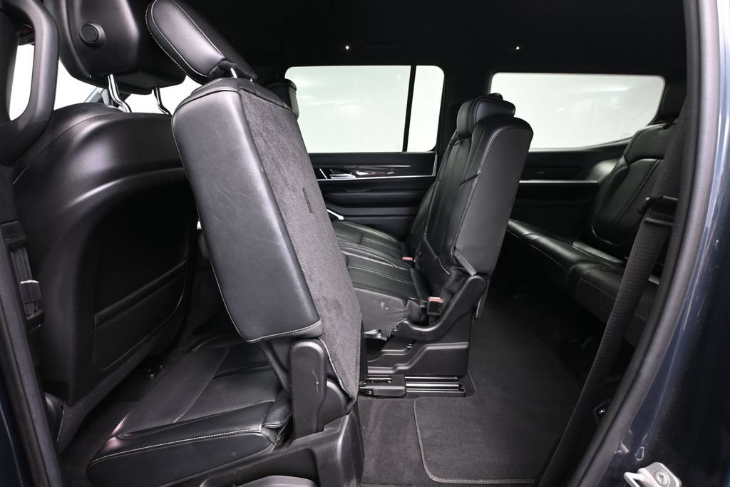Used 2022 Jeep Wagoneer Series III AWD/4WD image 39