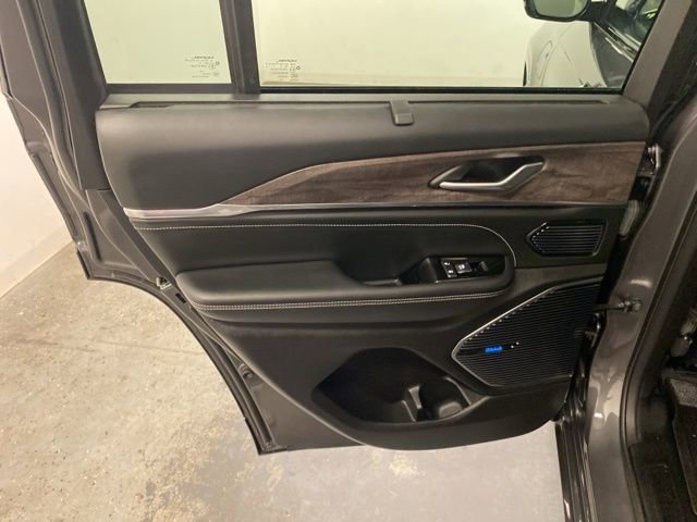 Used 2022 Jeep Grand Cherokee Overland w/ Luxury Tech Group IV image 26