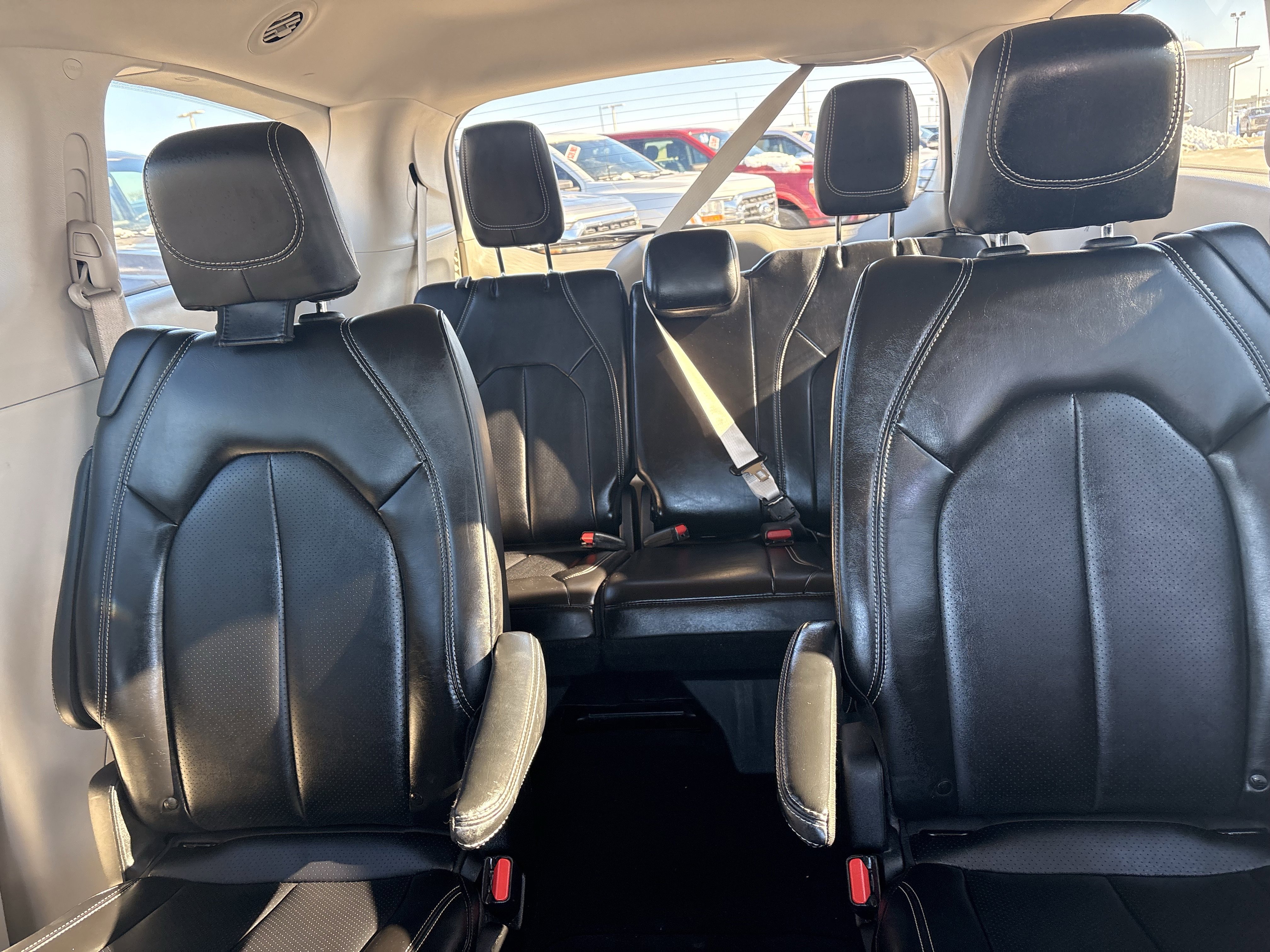 Used 2024 Chrysler Pacifica Touring-L image 18