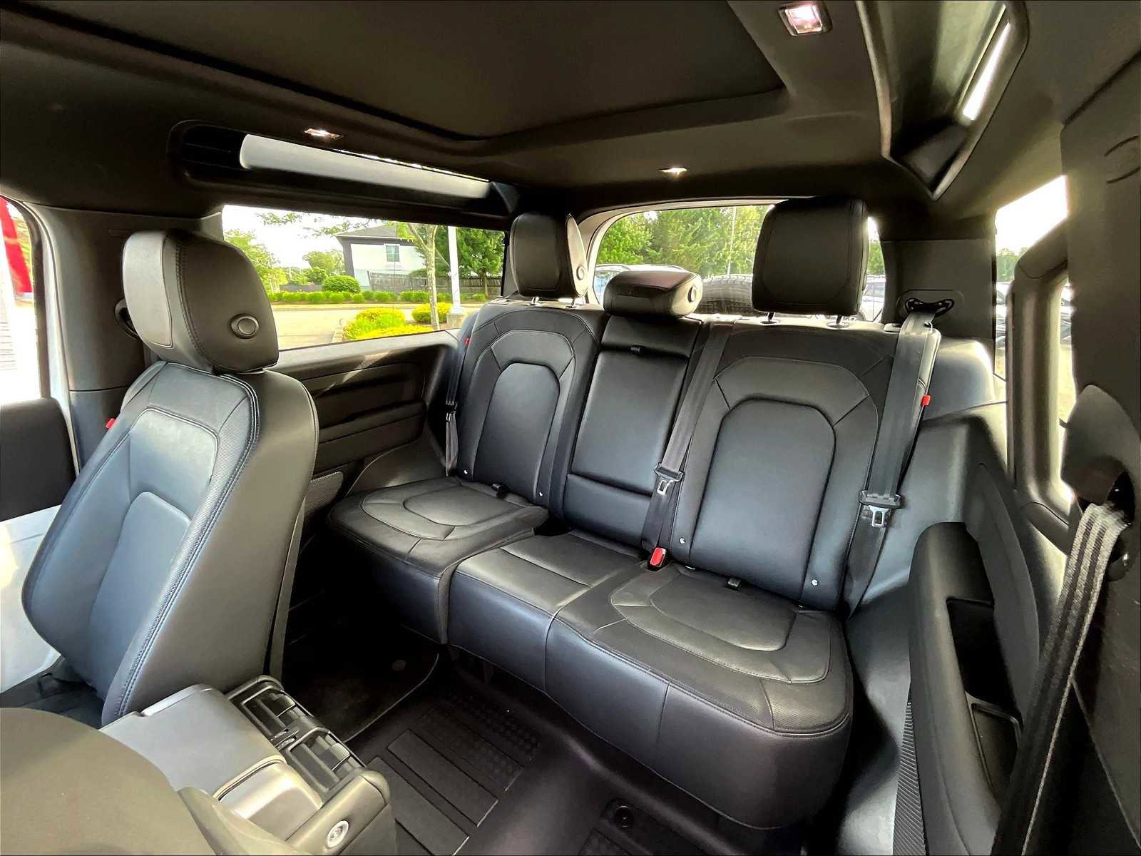 Used 2024 Land Rover Defender 90 X-Dynamic SE image 15