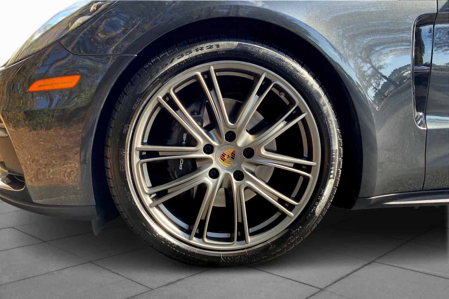 Used 2018 Porsche Panamera RWD image 11