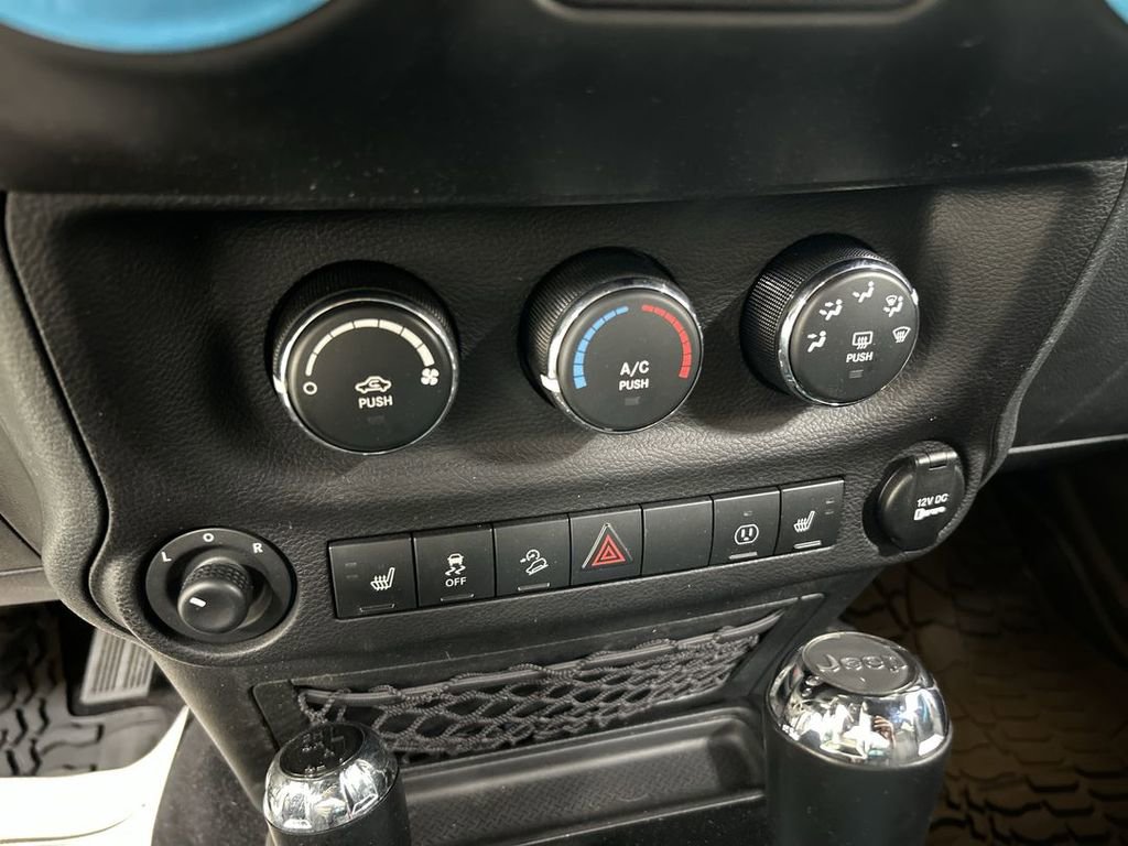 Used 2017 Jeep Wrangler Unlimited Sahara w/ Connectivity Group AWD/4WD image 16