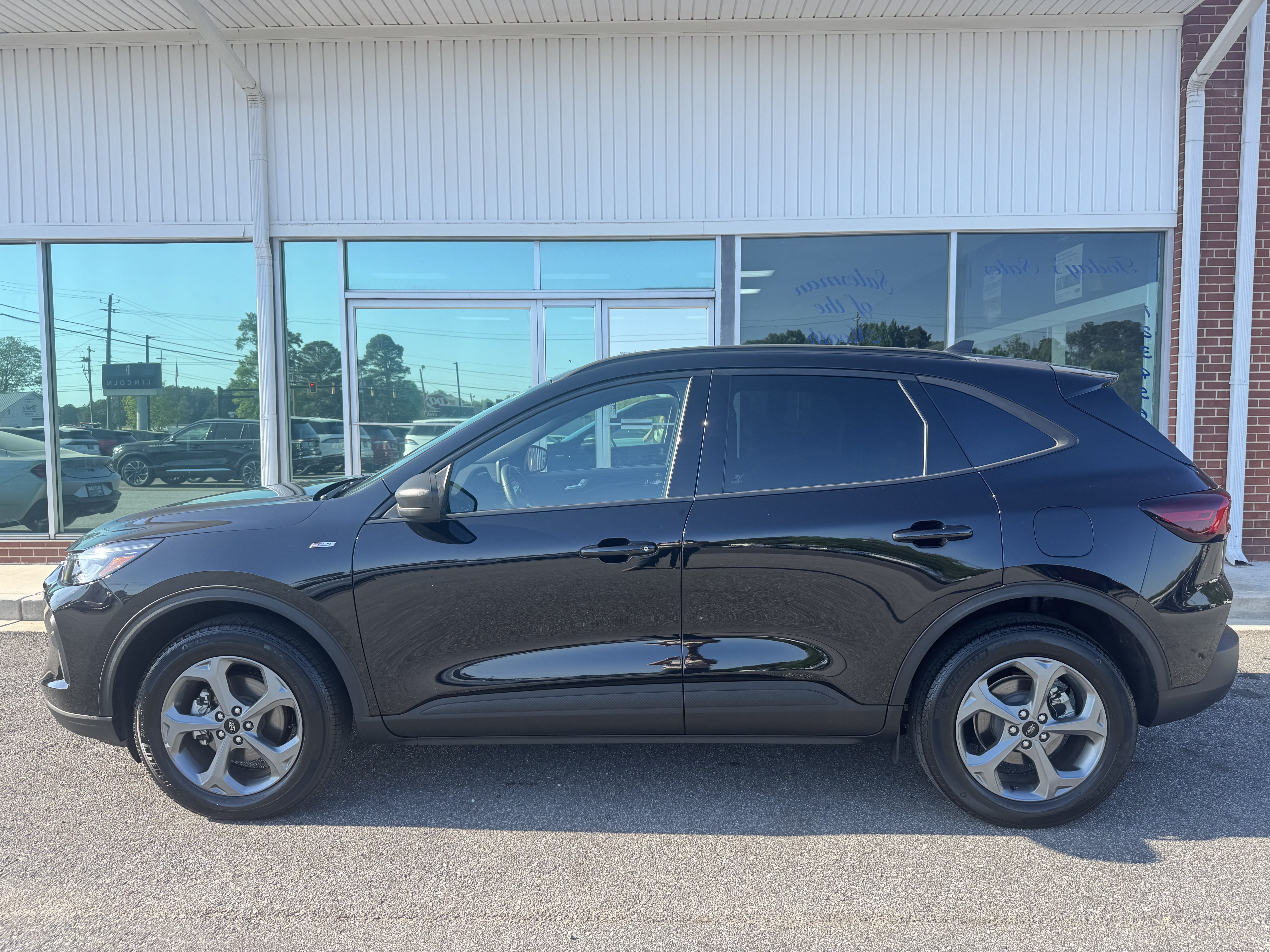 Used 2025 Ford Escape ST-Line AWD/4WD image 1
