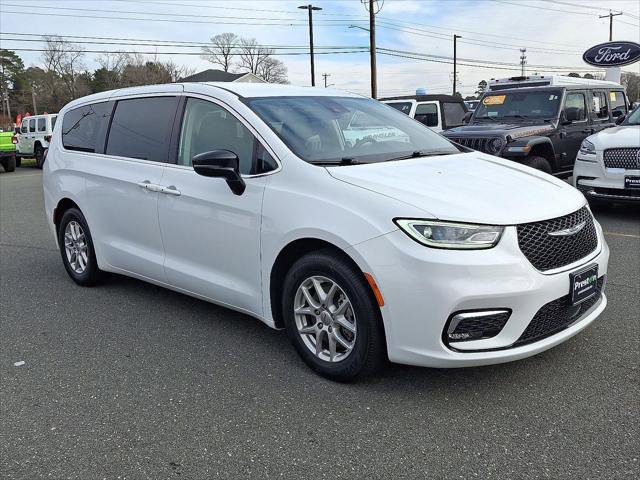 Certified 2024 Chrysler Pacifica Touring-L image 3