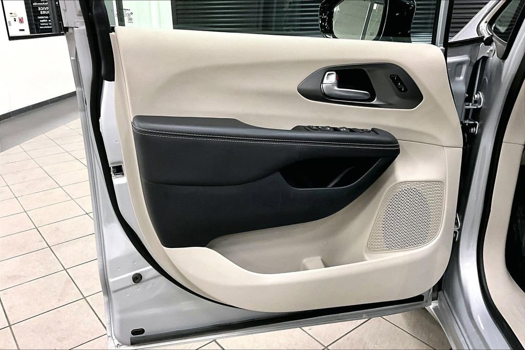 Used 2024 Chrysler Pacifica Touring-L image 20