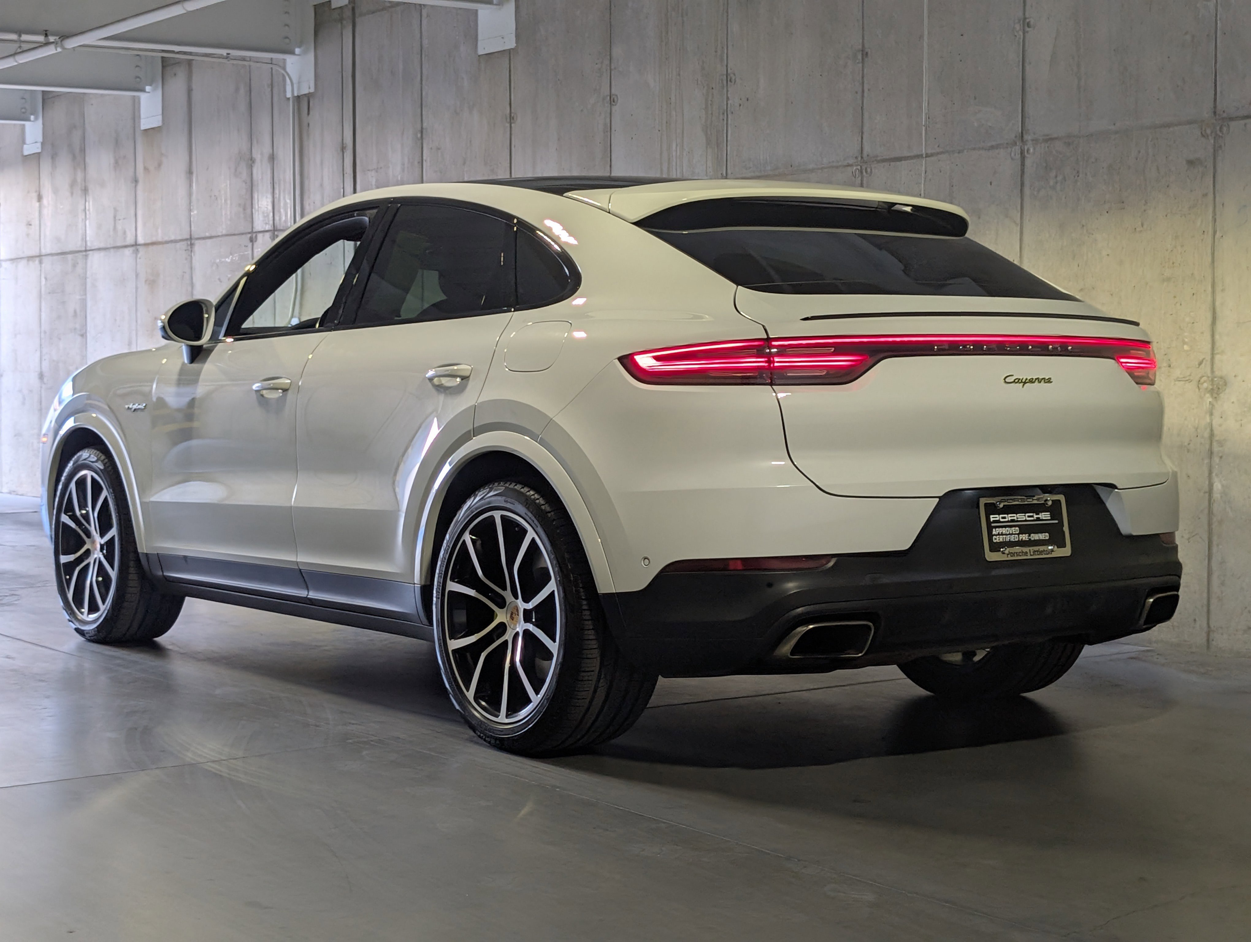 Certified 2022 Porsche Cayenne E-Hybrid image 3