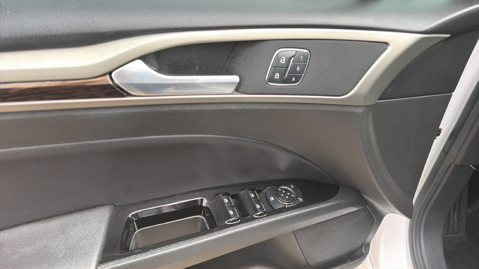 Used 2014 Ford Fusion SE w/ Equipment Group 202A FWD image 20