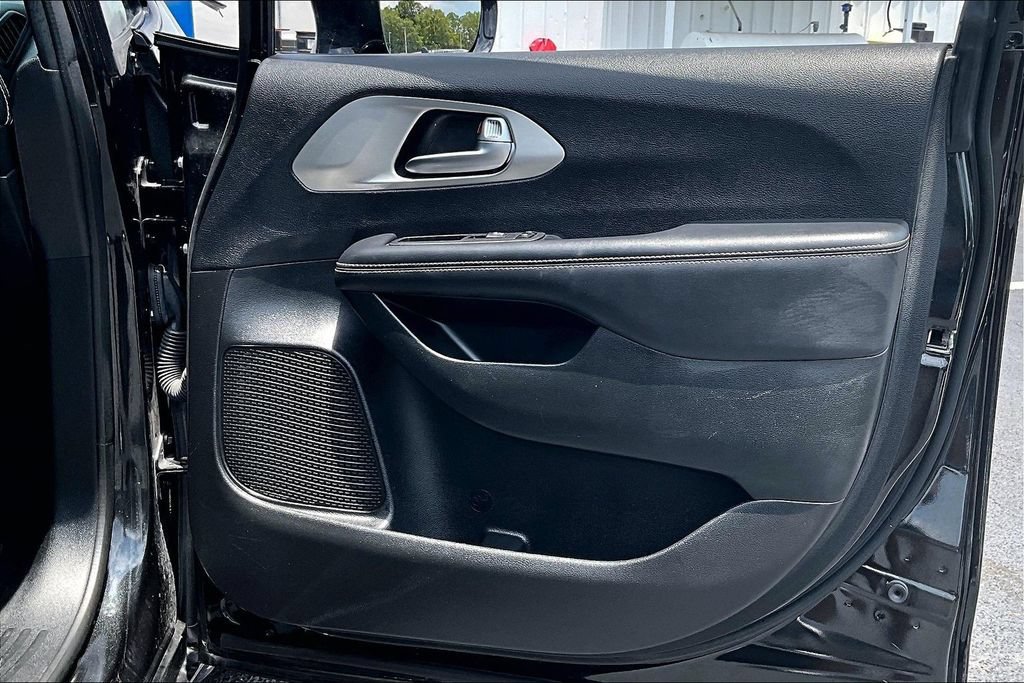 Used 2024 Chrysler Pacifica Premium FWD image 28