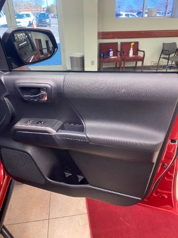 Used 2018 Toyota Tacoma TRD Sport image 16