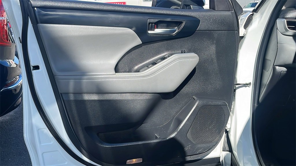 Used 2023 Toyota Highlander XLE image 12