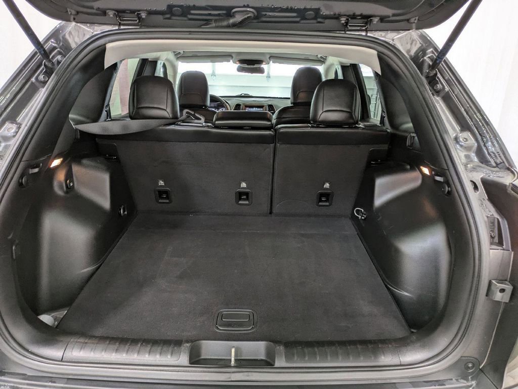 Used 2019 Jeep Cherokee Latitude Plus w/ Cold Weather Group image 9