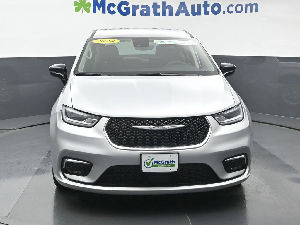 Used 2024 Chrysler Pacifica Touring-L image 4