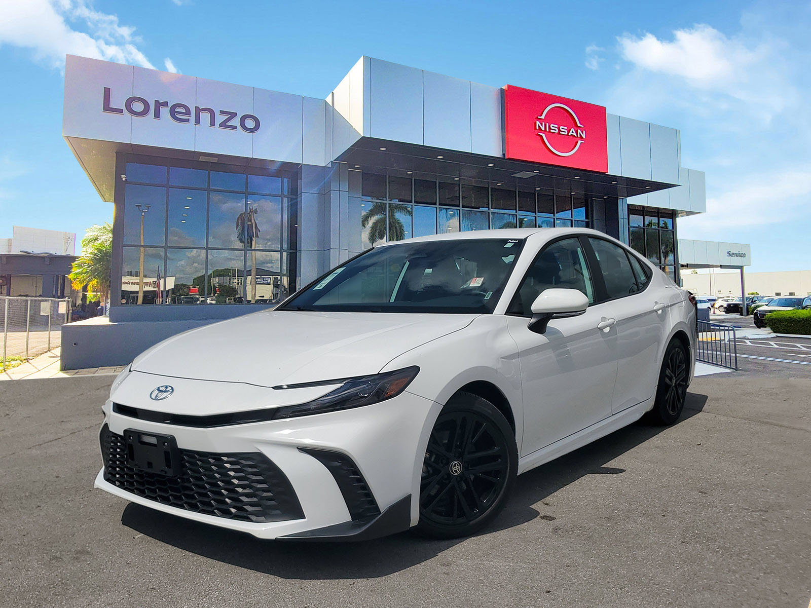 Used 2025 Toyota Camry SE FWD image 1