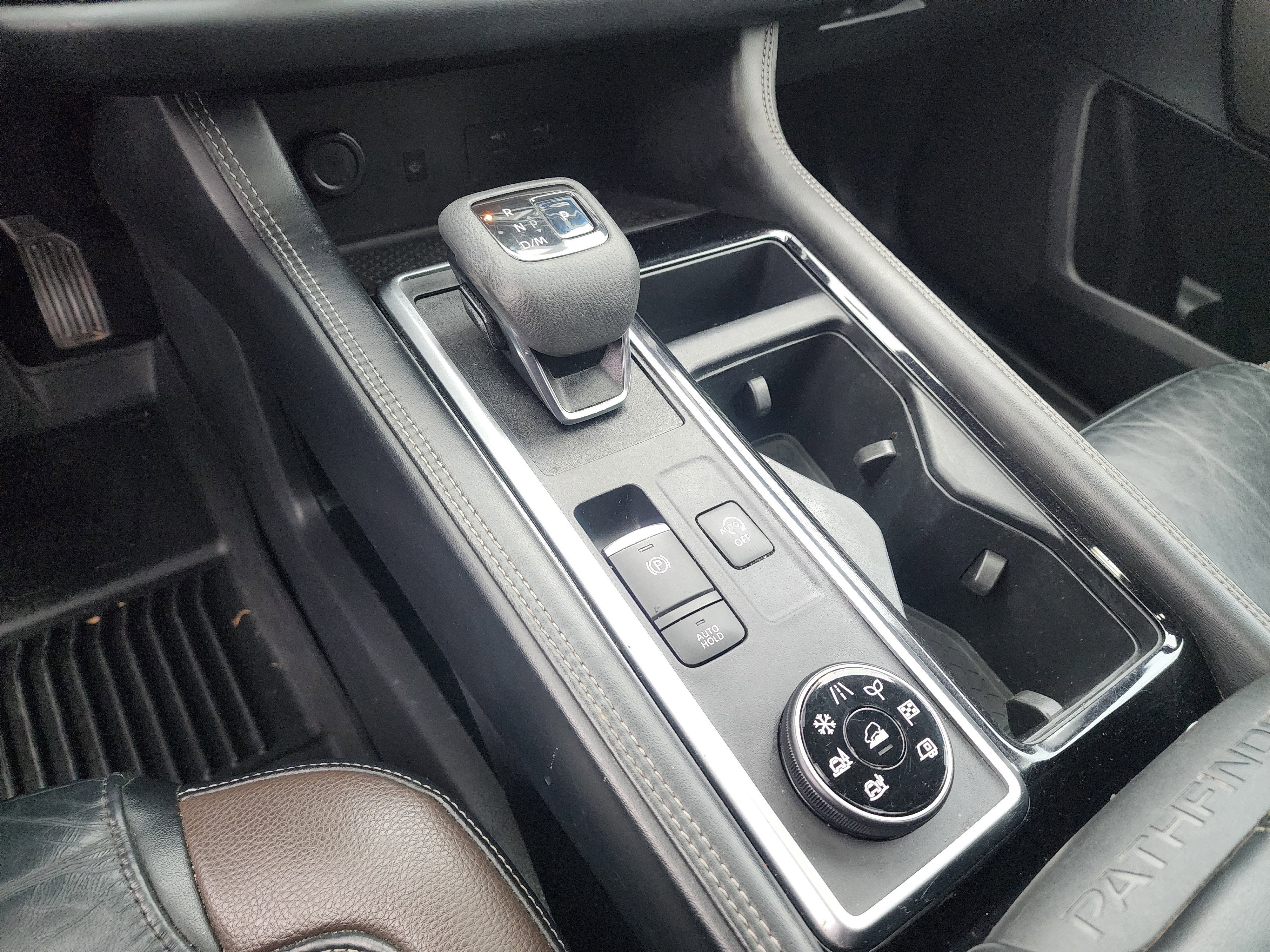 Used 2022 Nissan Pathfinder Platinum w/ Cargo Package image 34