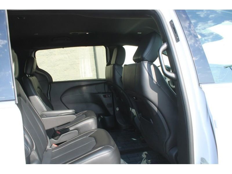 Used 2025 Chrysler Pacifica Select FWD image 12