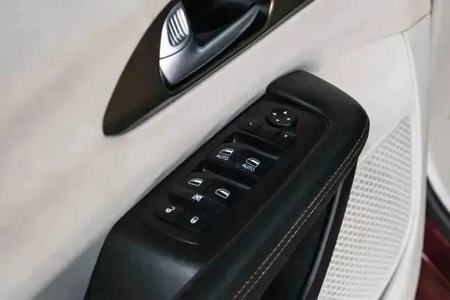 Used 2018 Chrysler Pacifica Touring Plus w/ Tire & Wheel Group FWD image 42