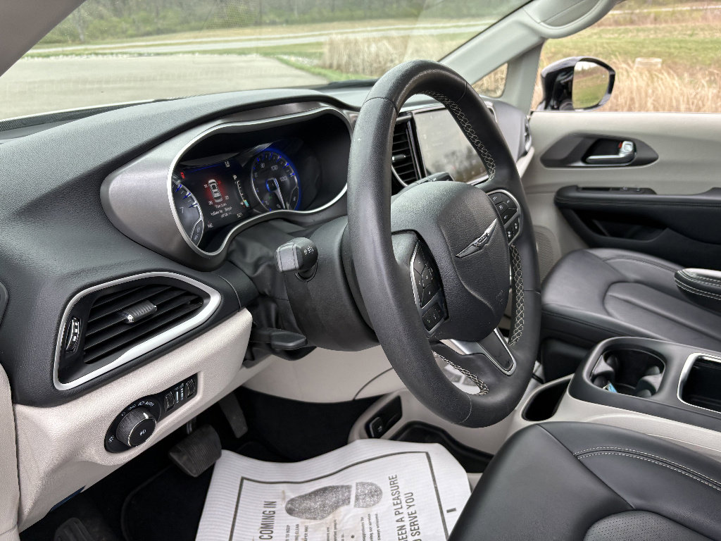 Used 2024 Chrysler Pacifica Touring-L image 30