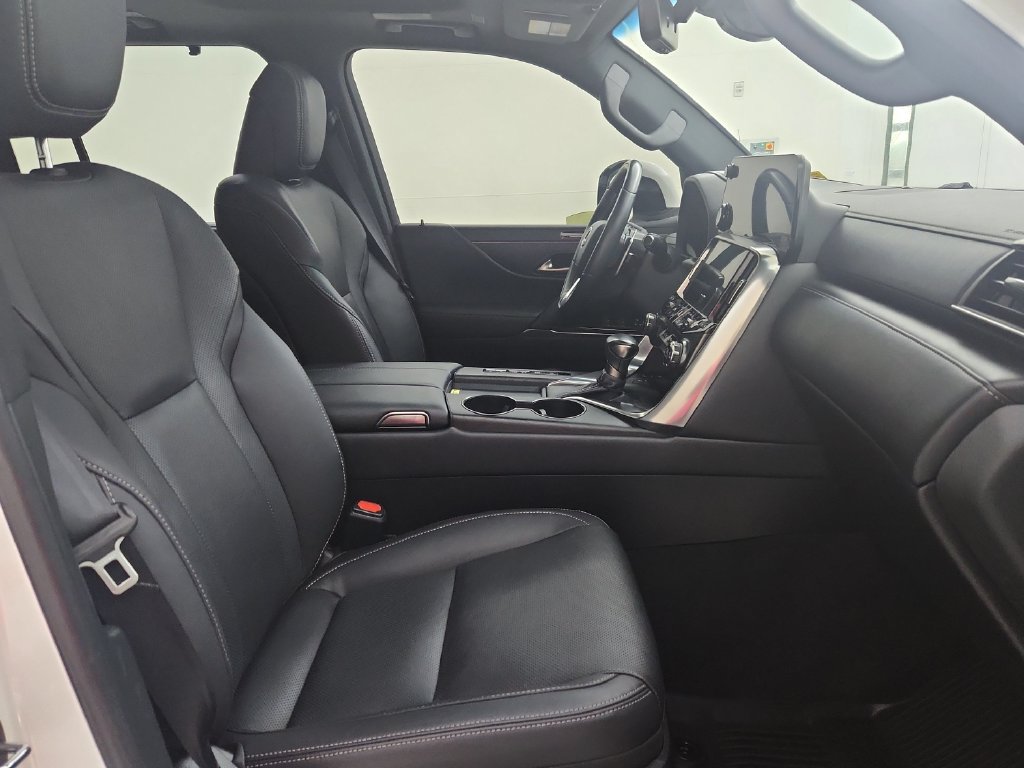 Used 2024 Lexus LX 600 4WD w/ Luxury Package image 38