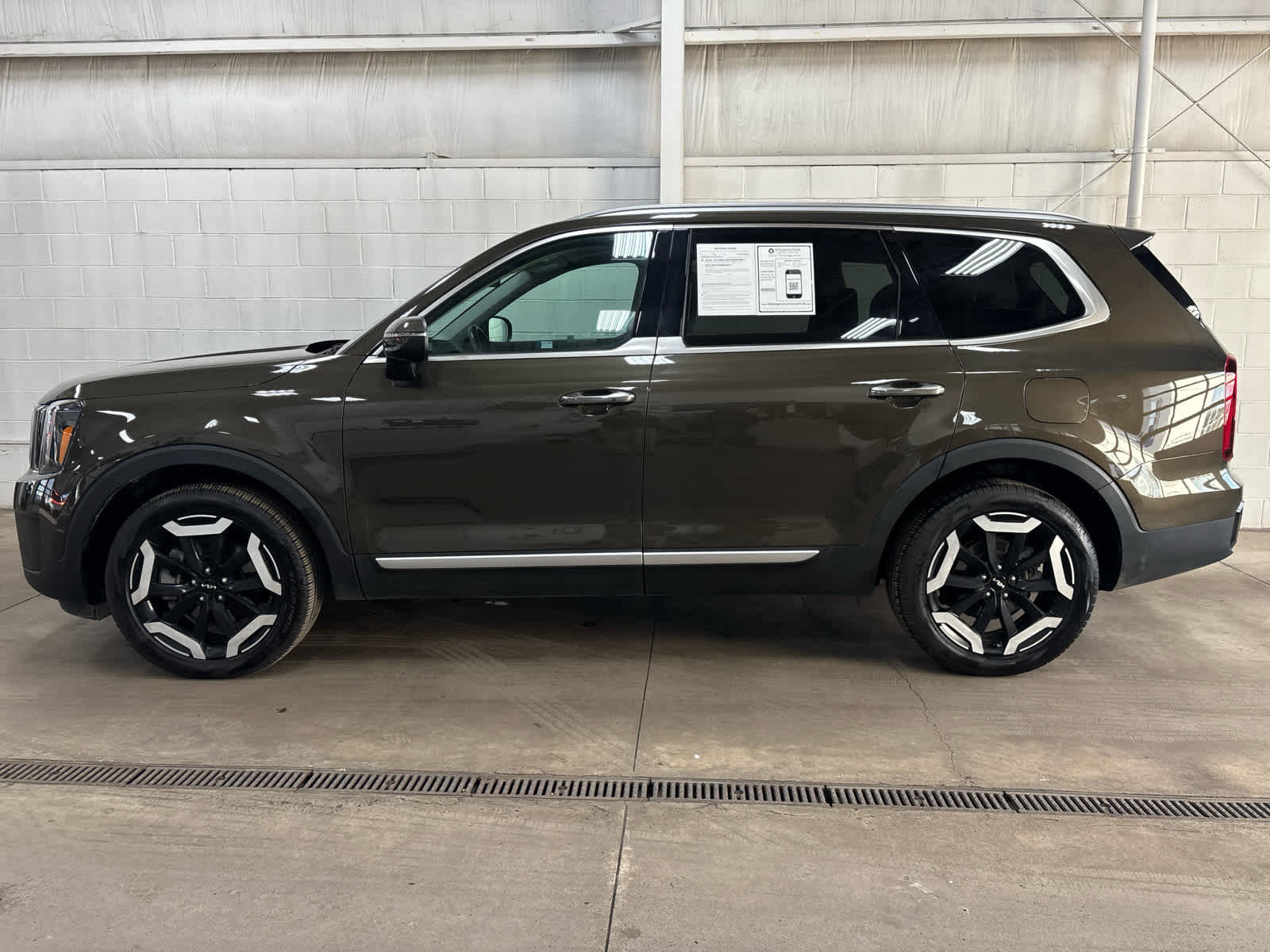Used 2025 Kia Telluride S image 4