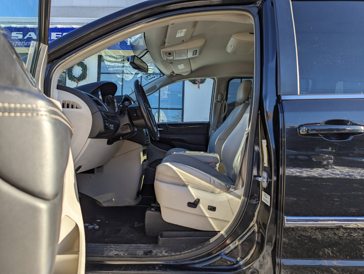 Used 2013 Chrysler Town & Country Touring image 12