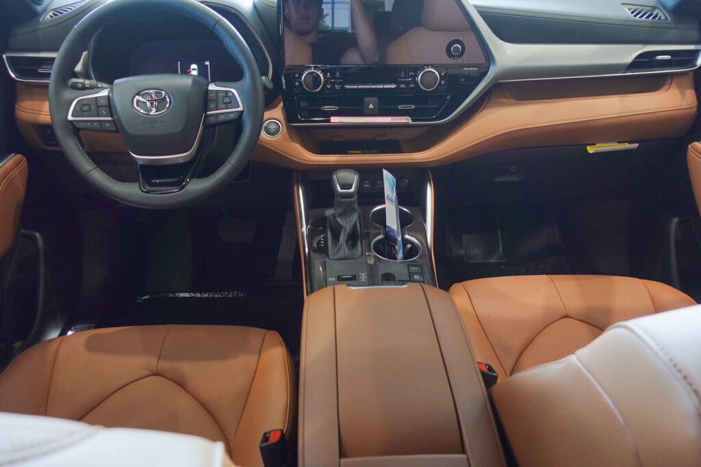 New 2026 Toyota Highlander Platinum image 28