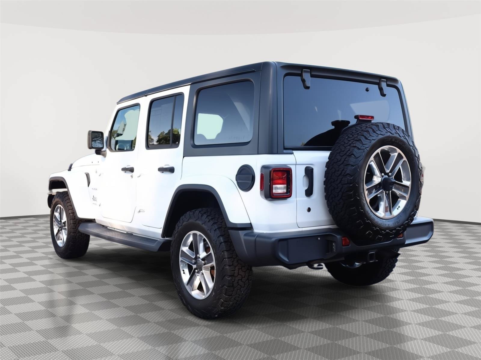 Used 2020 Jeep Wrangler Unlimited Sahara w/ Cold Weather Group AWD/4WD image 5