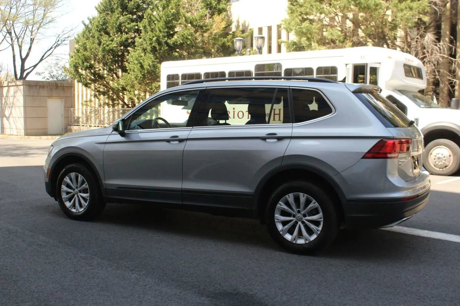 Used 2019 Volkswagen Tiguan SE w/ Panoramic Sunroof Package AWD/4WD image 9
