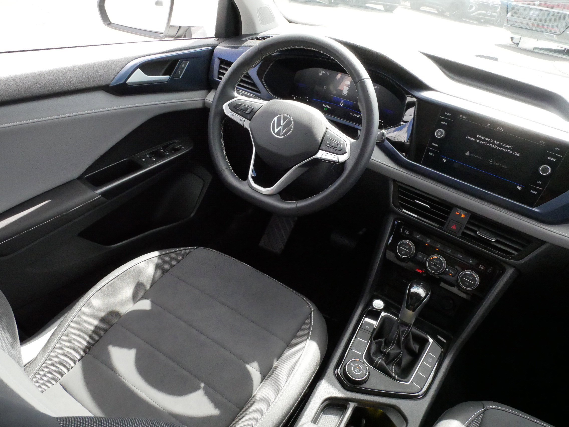 Certified 2024 Volkswagen Taos SE w/ Panoramic Sunroof Package AWD/4WD image 9