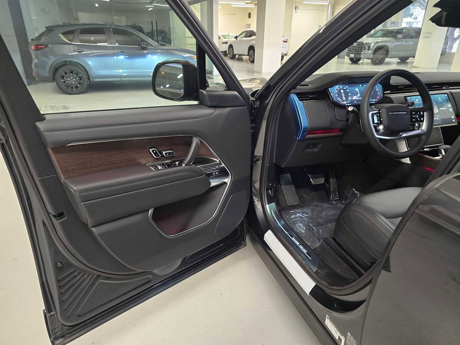 New 2025 Land Rover Range Rover Long Wheelbase SE image 22