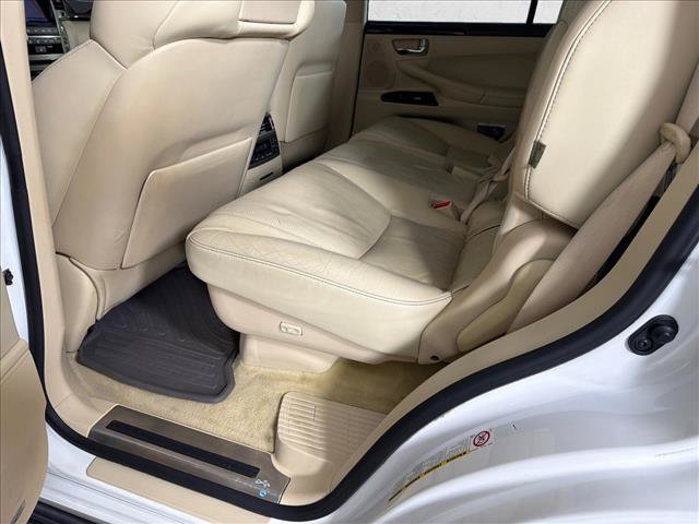 Used 2013 Lexus LX 570 4WD w/ Luxury Pkg w/Pre-crash image 23