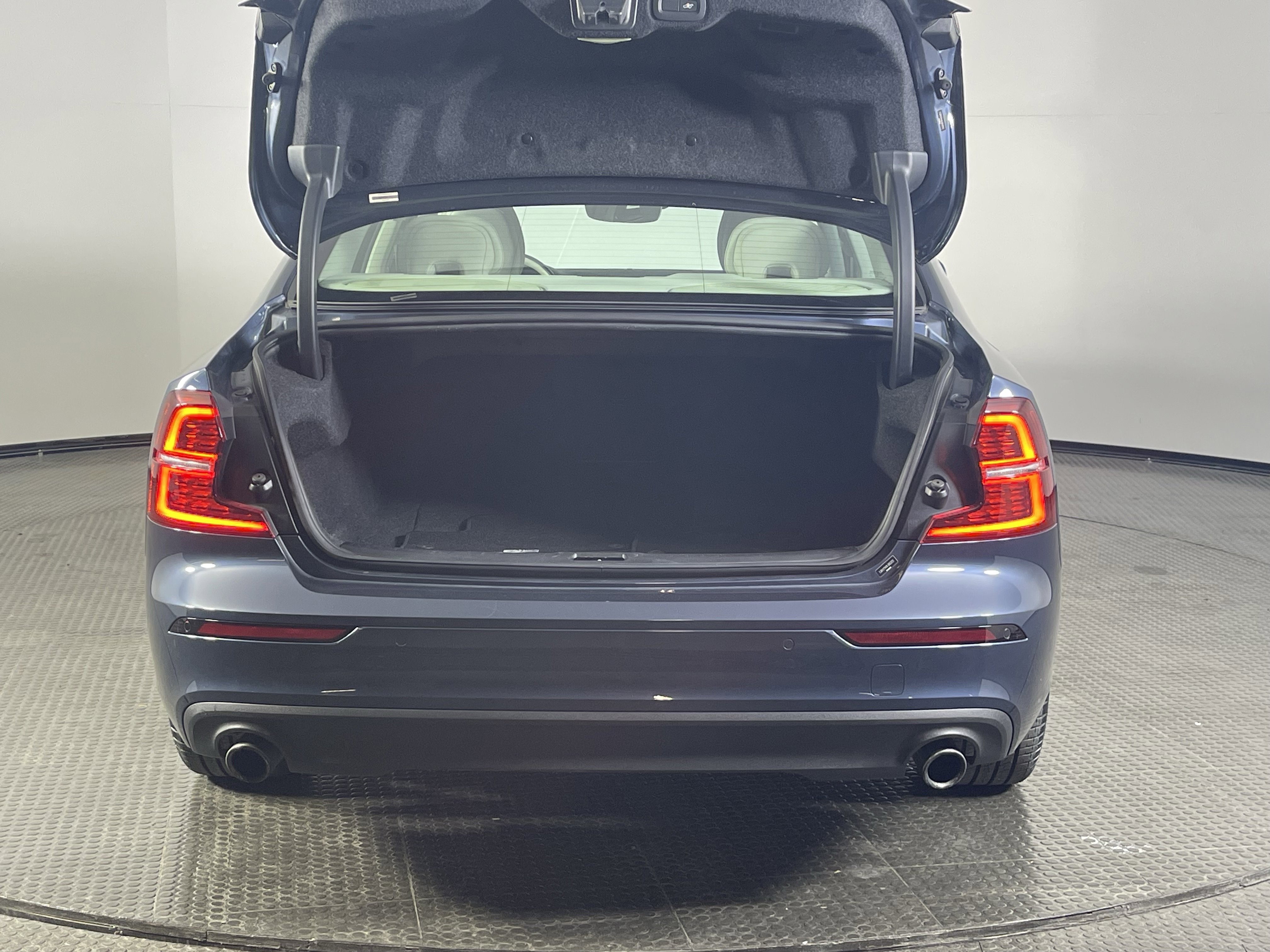 Used 2020 Volvo S60 T6 Momentum image 8