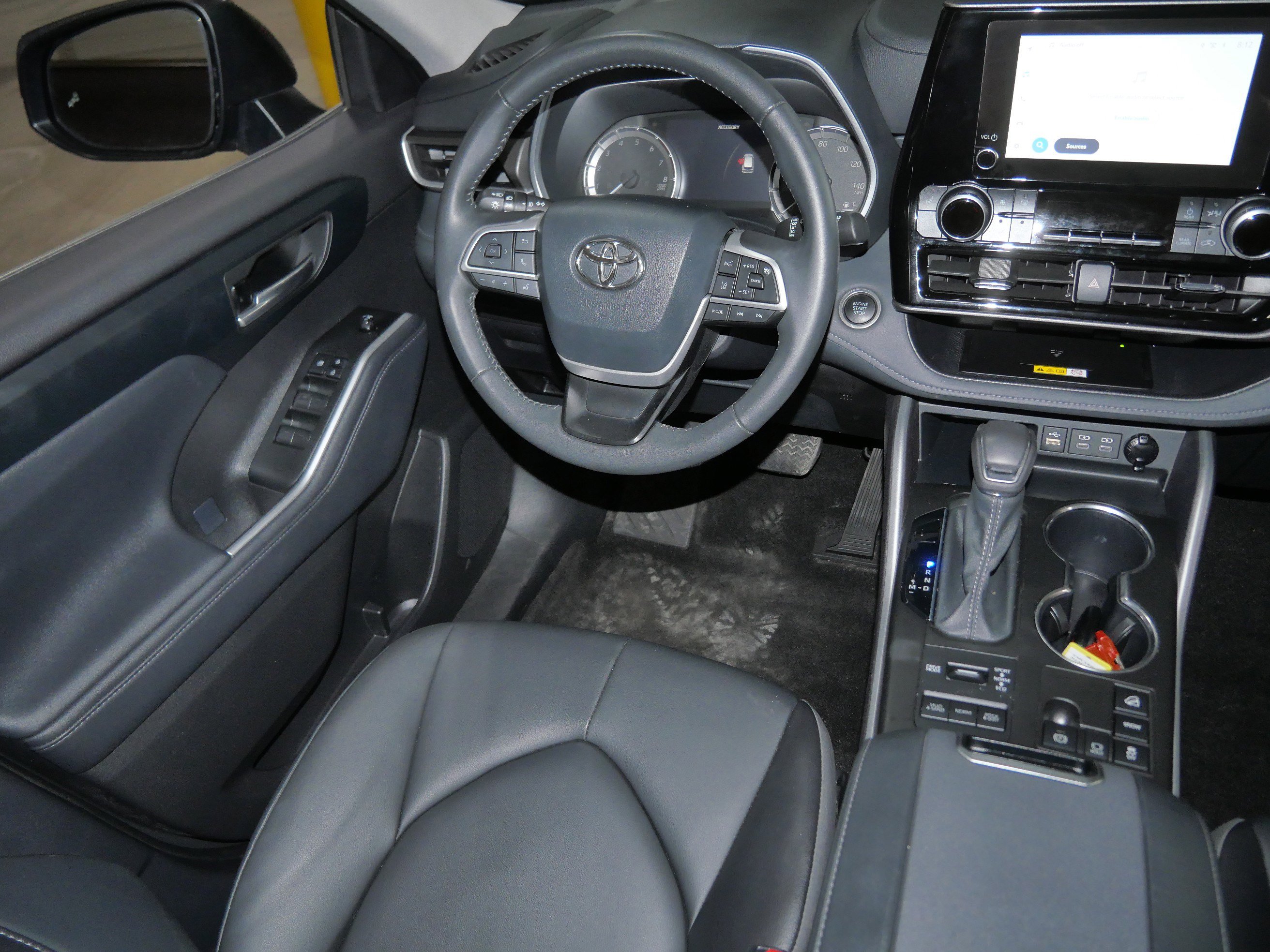 Used 2024 Toyota Highlander XLE image 10