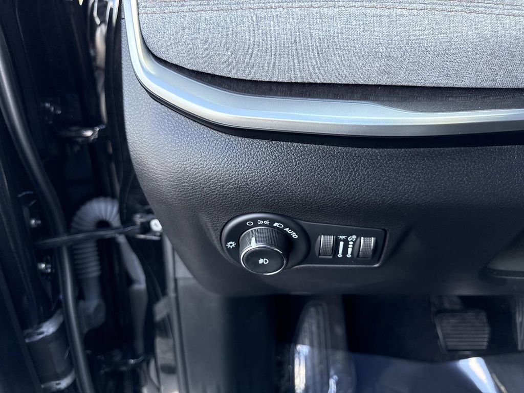 Used 2023 Jeep Compass Latitude image 33