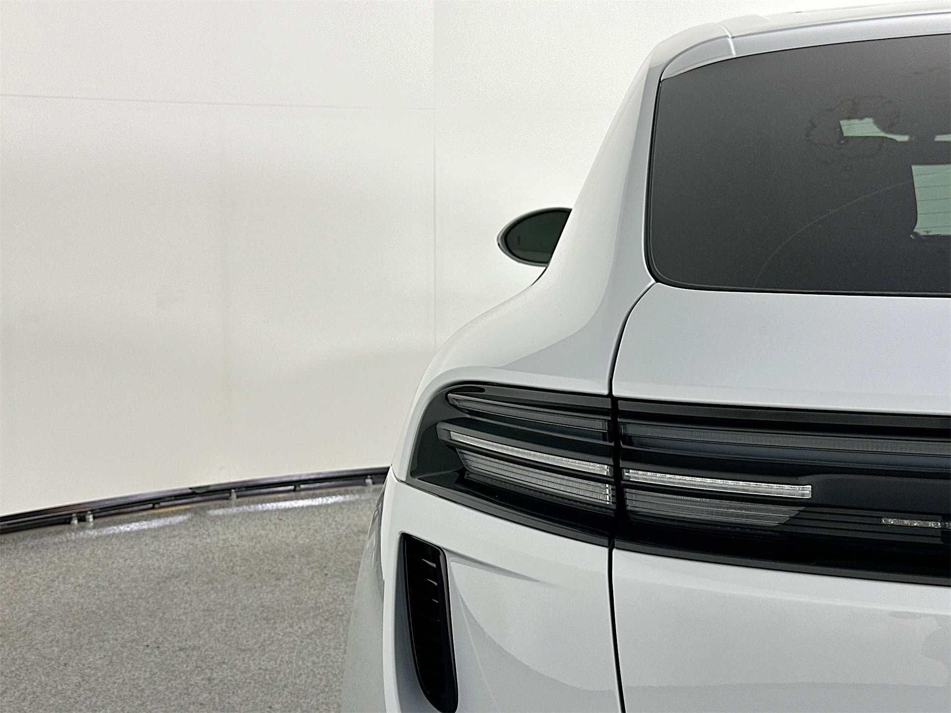 Certified 2025 Porsche Macan Turbo Electric image 16