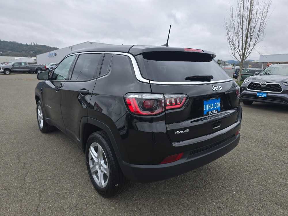 Used 2023 Jeep Compass Sport image 3