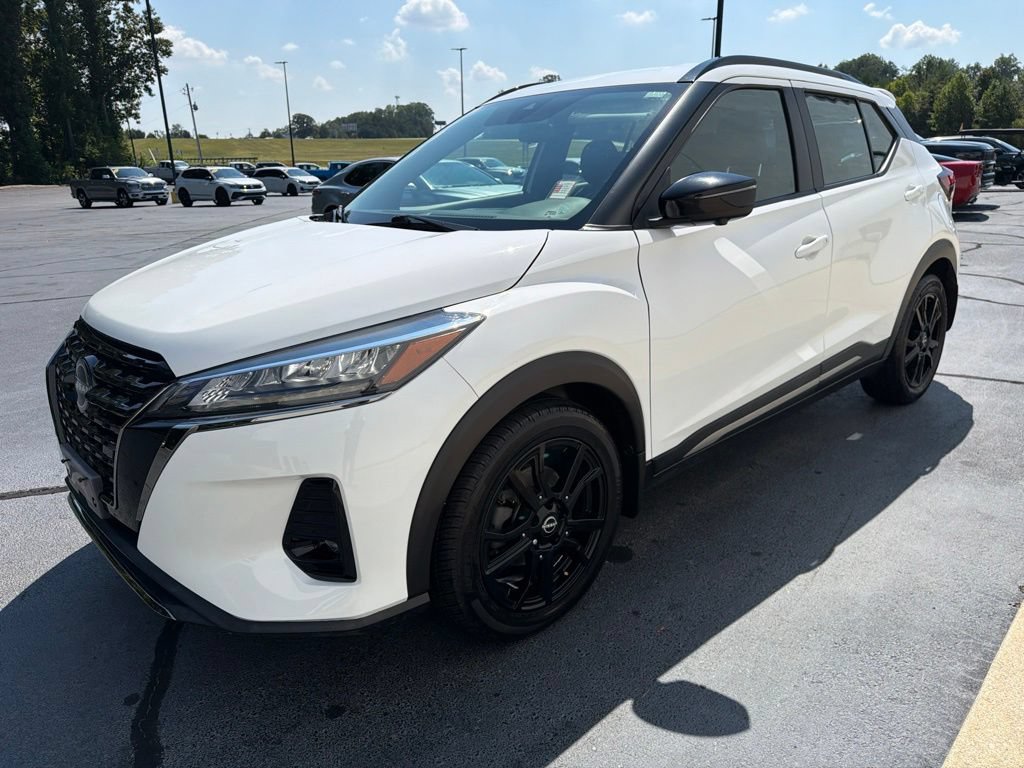 Used 2022 Nissan Kicks SR FWD image 3