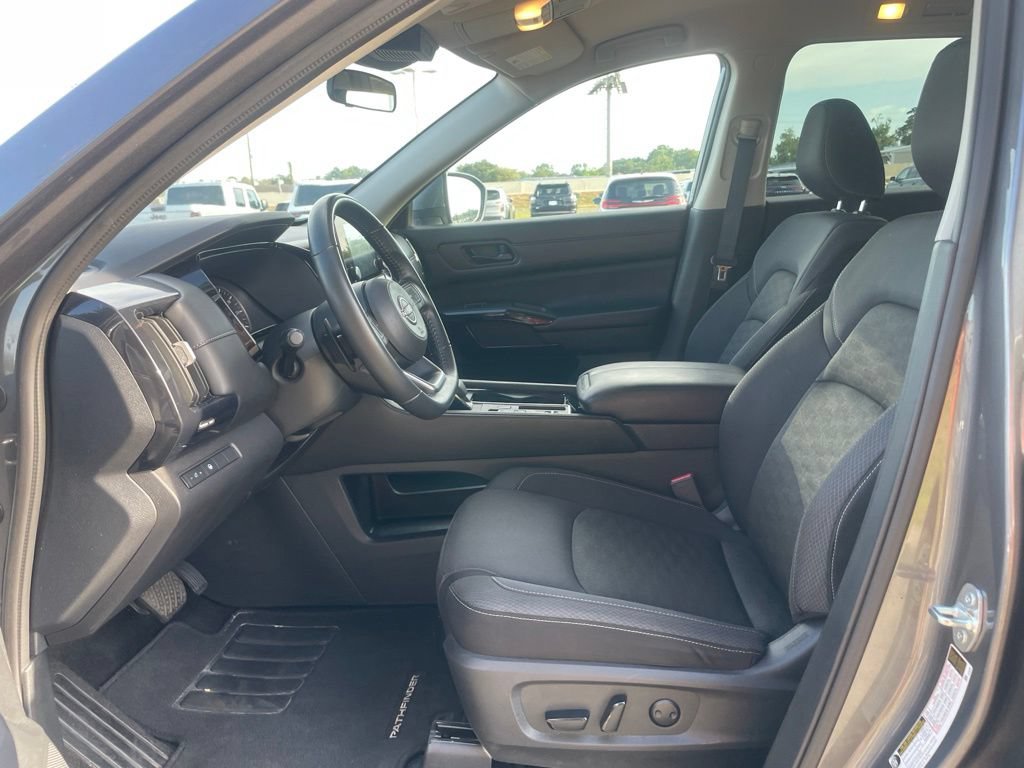 Used 2024 Nissan Pathfinder SV FWD image 11